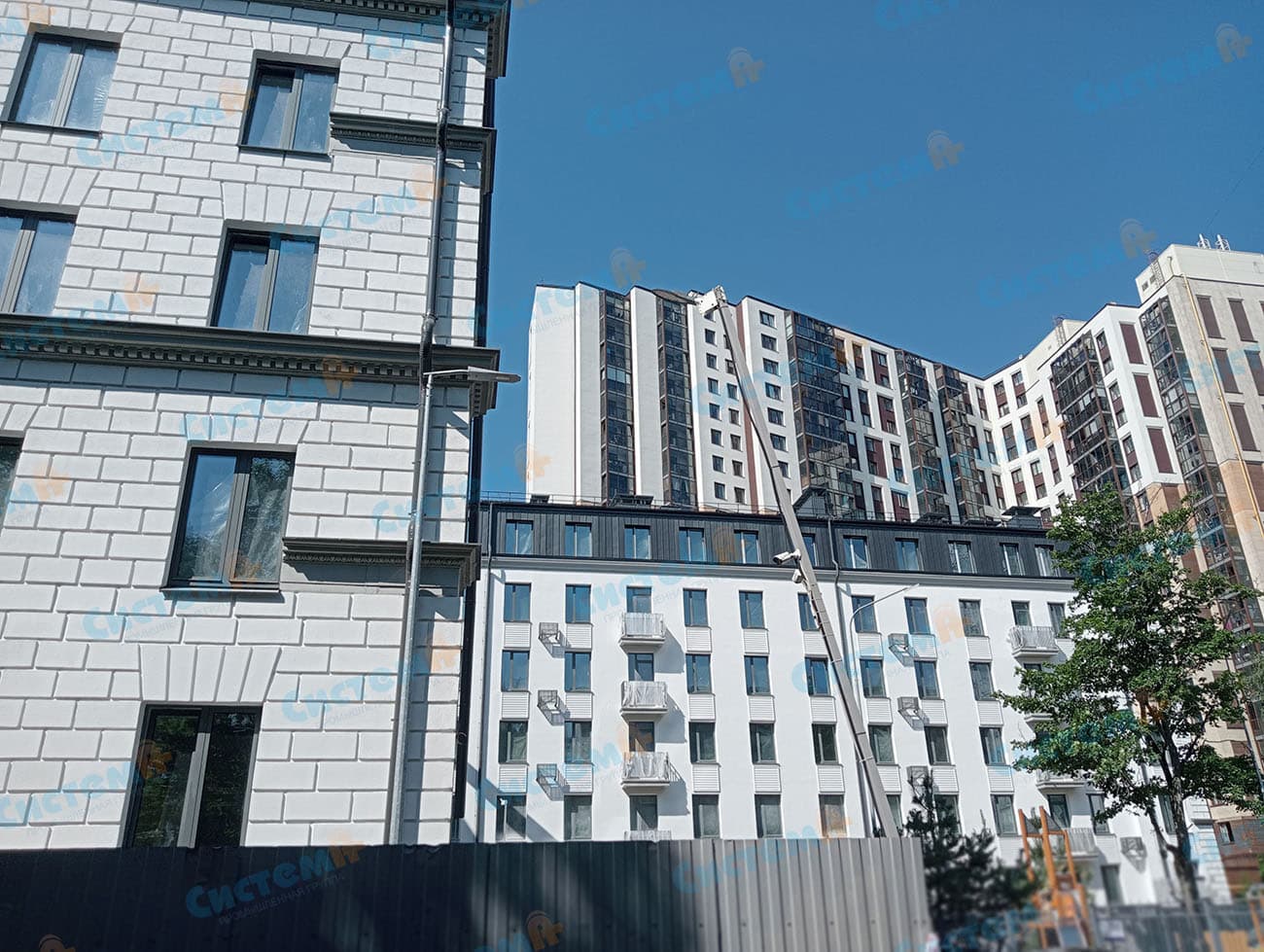 Изготовили карнизы и декоративные панели для многоэтажного здания